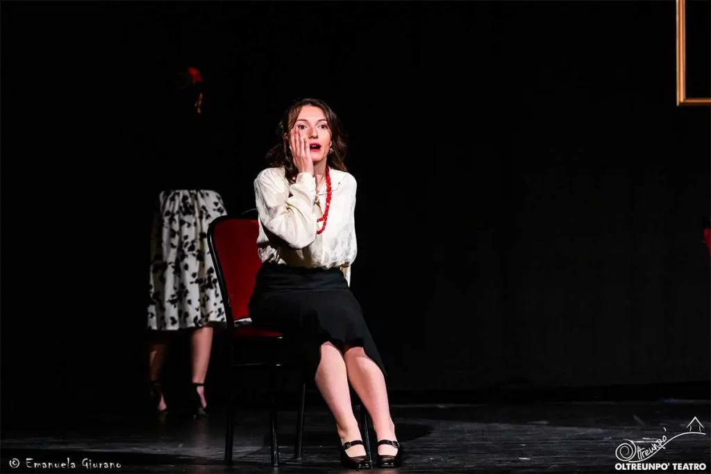 Esempio di Donna nel teatro: attrice durante una rappresentazione Teatrale