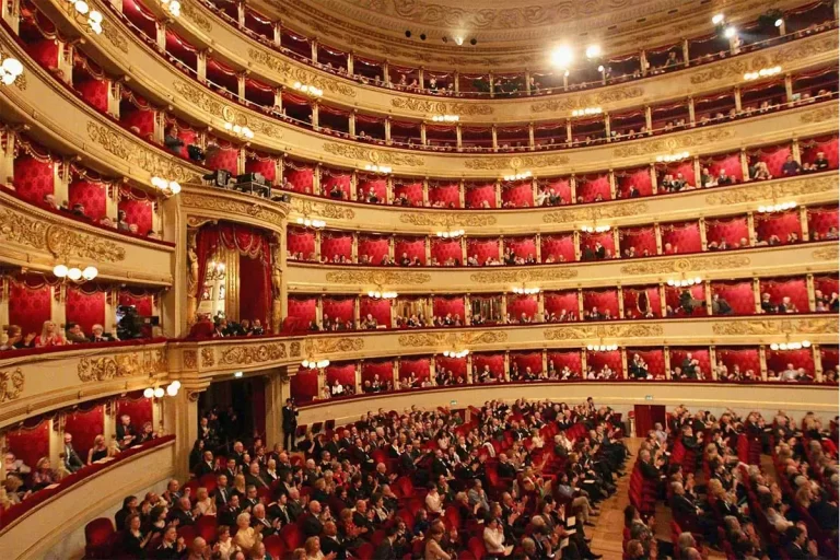 interno del Teatro alla Scala Milano durante una rappresentazione Teatrale
