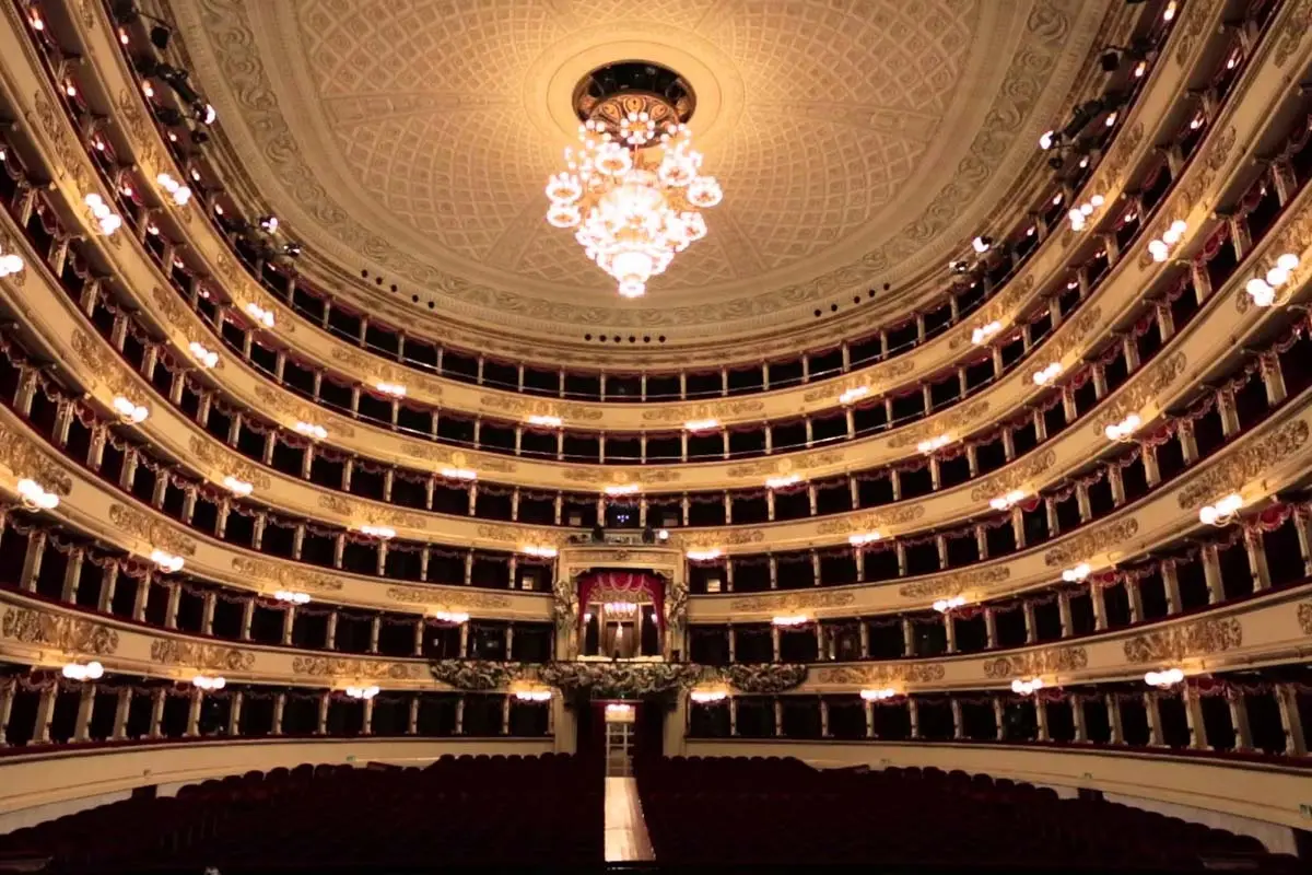 Piccolo Teatro  a Milano - Luci accese per una rappresentazione teatrale